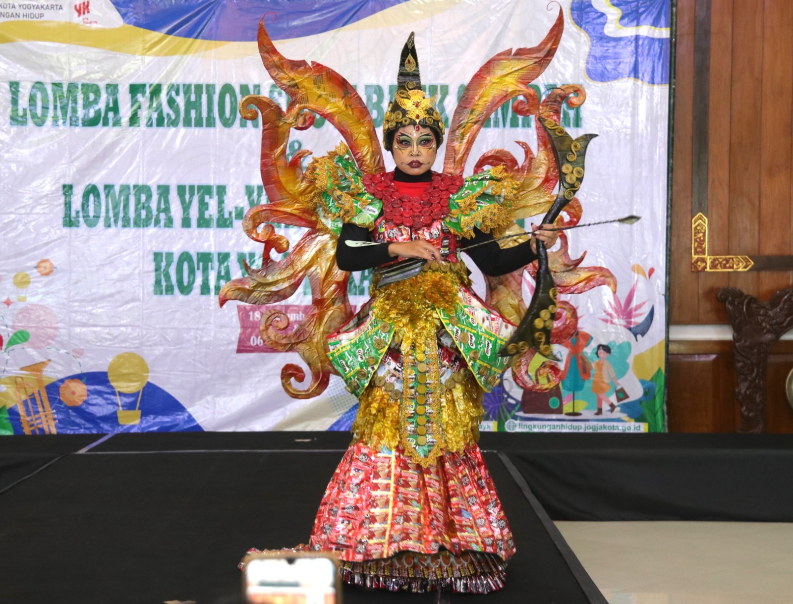 Srikandi Gaun Daur Ulang