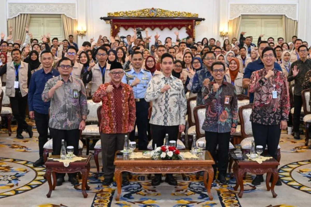 Kementerian Pendidikan Dasar dan Menengah bersama Lembaga Pengelola Dana Pendidikan (LPDP) menghadirkan program pengabdian dengan menerjunkan 150 alumni LPDP ke berbagai daerah 3T (terdepan, terluar, dan tertinggal). Program ini bertujuan untuk mempercepat transformasi digital di sekolah, khususnya di tingkat sekolah dasar. Para alumni akan bertugas selama kurang lebih 12 minggu dan ditempatkan di 150 sekolah di berbagai wilayah. Mereka berperan dalam mendukung pemanfaatan teknologi dalam pembelajaran, sekaligus membantu guru mengembangkan metode belajar yang lebih interaktif dan relevan bagi siswa. “Peserta hadir bukan sebagai pengganti guru, tetapi sebagai teman belajar digital dan mitra inovasi untuk bersama sama menghadirkan pembelajaran yang lebih menarik dan relevan bagi murid,” ujarnya. Program ini memiliki fokus pada pembiasaan penggunaan teknologi dalam kegiatan belajar, peningkatan kemampuan guru melalui praktik langsung, serta penguatan budaya digital di lingkungan sekolah agar dapat berjalan secara berkelanjutan. Sebelum diterjunkan ke lapangan, para alumni telah mendapatkan pelatihan intensif yang mencakup kemampuan mengajar, pemanfaatan teknologi, serta strategi pembelajaran. Diharapkan, kehadiran mereka dapat memberikan dampak nyata dalam meningkatkan kualitas pendidikan di daerah 3T.