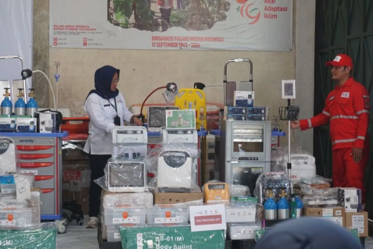 PMI DIY menerima hibah alat medis senilai Rp3,3 miliar untuk meningkatkan kualitas dan jangkauan pelayanan kesehatan masyarakat.