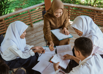 Kemendikdasmen menyediakan beasiswa sarjana bagi 150 ribu guru untuk meningkatkan kualitas pendidikan di Indonesia.