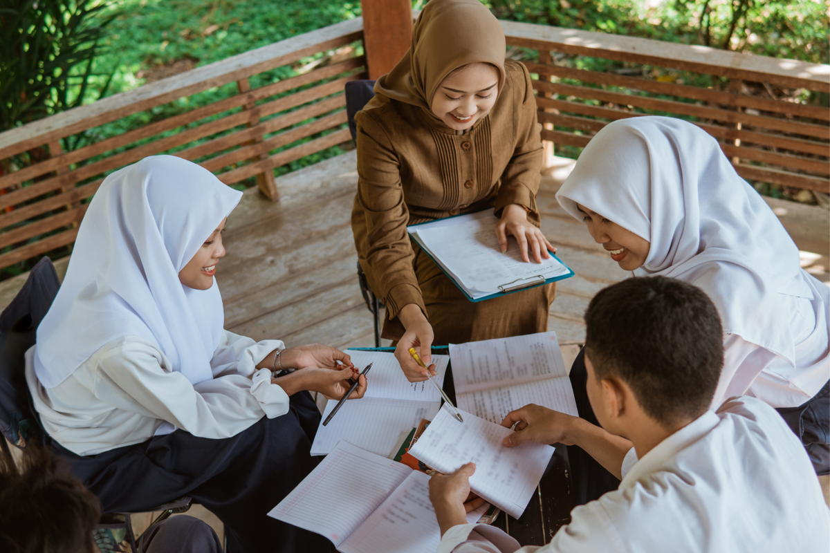 Kemendikdasmen menyediakan beasiswa sarjana bagi 150 ribu guru untuk meningkatkan kualitas pendidikan di Indonesia.