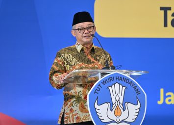 Kemendikdasmen menegaskan pentingnya kemampuan bahasa Inggris bagi guru SD untuk meningkatkan kualitas pendidikan.