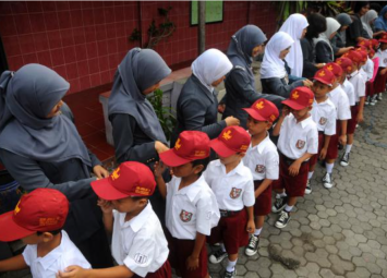 Kemendikdasmen resmi mengubah aturan masuk SD dengan memperbolehkan anak usia 5,5 tahun mendaftar sekolah dasar apabila dinilai memiliki kesiapan psikologis dan kemampuan belajar yang memadai.