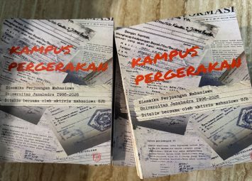 Peluncuran buku sejarah gerakan mahasiswa Universitas Janabadra pada peringatan 28 tahun Reformasi
