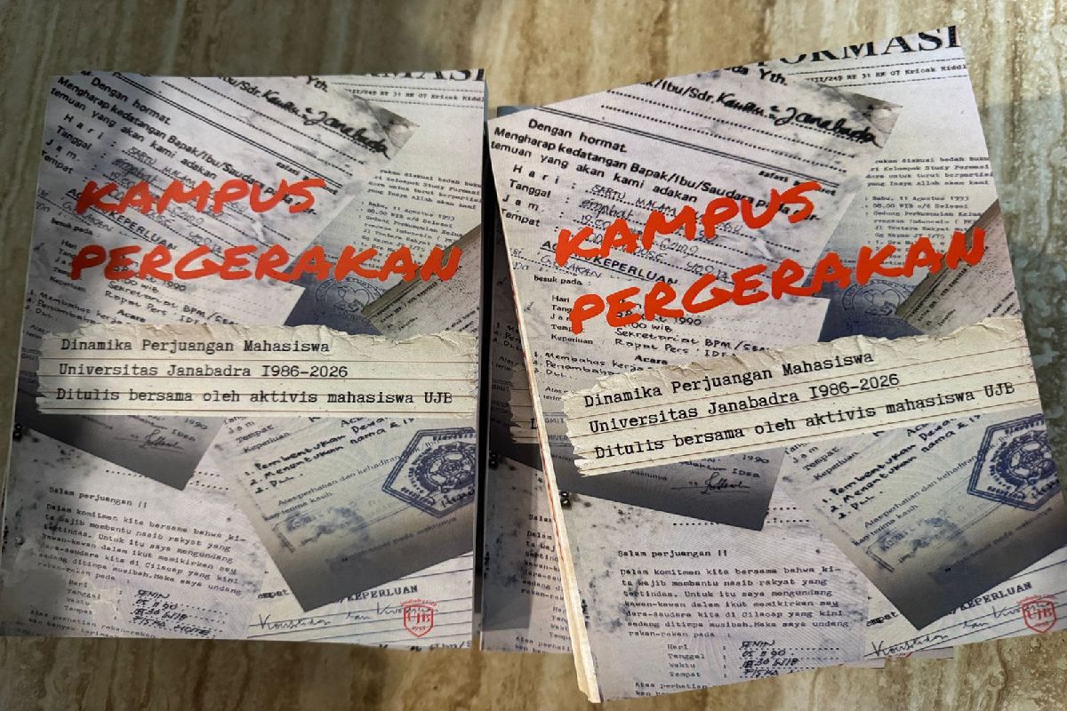 Peluncuran buku sejarah gerakan mahasiswa Universitas Janabadra pada peringatan 28 tahun Reformasi