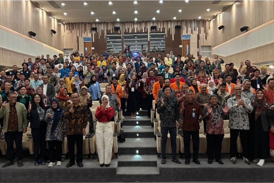 Peserta Seminar Dampak Program Mahasiswa Berdampak 2025 di UAD Yogyakarta mempresentasikan inovasi dan hasil pengabdian masyarakat yang didanai Kemdiktisaintek untuk mendorong dampak sosial, akademik, dan ekonomi.