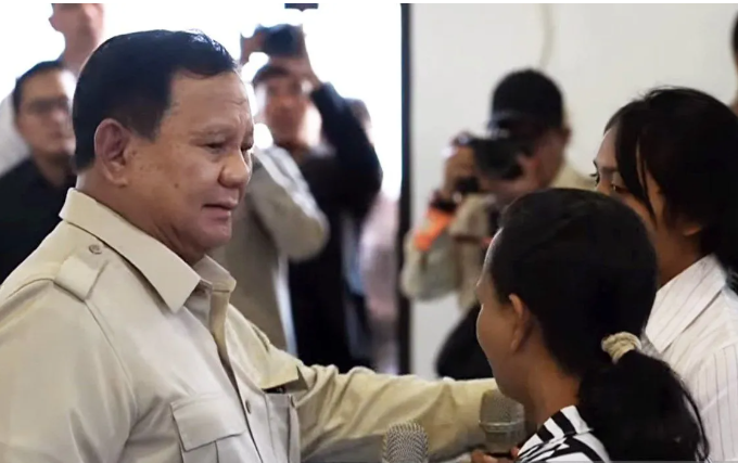 I Ketut Arlan, siswa Sekolah Rakyat di Tabanan, Bali, berbincang dengan Presiden Prabowo Subianto dan menyampaikan cita-citanya untuk menjadi Menteri Pendidikan demi kemajuan generasi muda Indonesia.