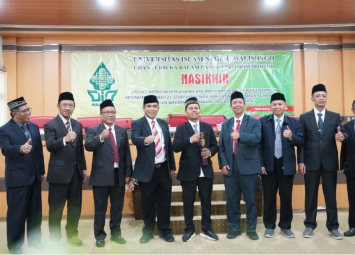 Nasikhin, dosen luar biasa UIN Walisongo Semarang yang pernah menjadi pemulung, berhasil meraih gelar doktor Studi Islam dengan IPK 3,89 setelah menyelesaikan disertasi tentang literasi Artificial Intelligence dalam pendidikan.