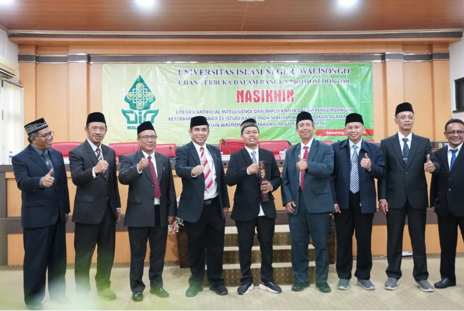 Nasikhin, dosen luar biasa UIN Walisongo Semarang yang pernah menjadi pemulung, berhasil meraih gelar doktor Studi Islam dengan IPK 3,89 setelah menyelesaikan disertasi tentang literasi Artificial Intelligence dalam pendidikan.
