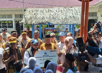 Menteri Pendidikan Dasar dan Menengah Abdul Mu'ti meninjau penggunaan Papan Interaktif Digital di sekolah sebagai bagian dari program transformasi pembelajaran berbasis teknologi di Indonesia.