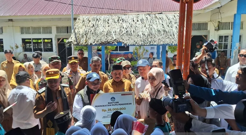 Menteri Pendidikan Dasar dan Menengah Abdul Mu'ti meninjau penggunaan Papan Interaktif Digital di sekolah sebagai bagian dari program transformasi pembelajaran berbasis teknologi di Indonesia.