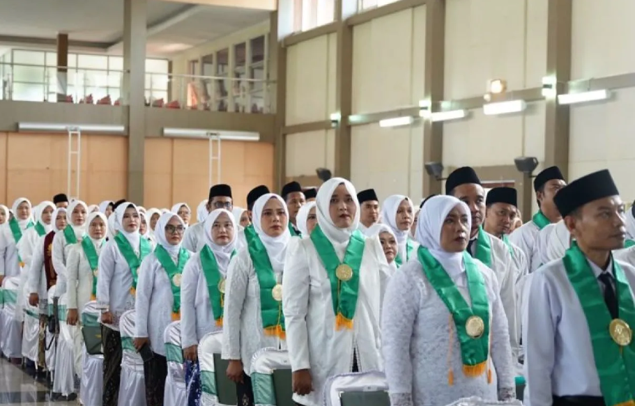 Guru mengikuti kegiatan Pendidikan Profesi Guru (PPG) sebagai bagian dari program sertifikasi Kemendikdasmen untuk meningkatkan kompetensi dan profesionalisme tenaga pendidik di Indonesia.