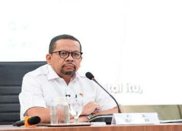 Siswa menggunakan perangkat digital di sekolah dengan akses internet sebagai bagian dari program pemerintah mempercepat digitalisasi pembelajaran di satuan pendidikan Indonesia.