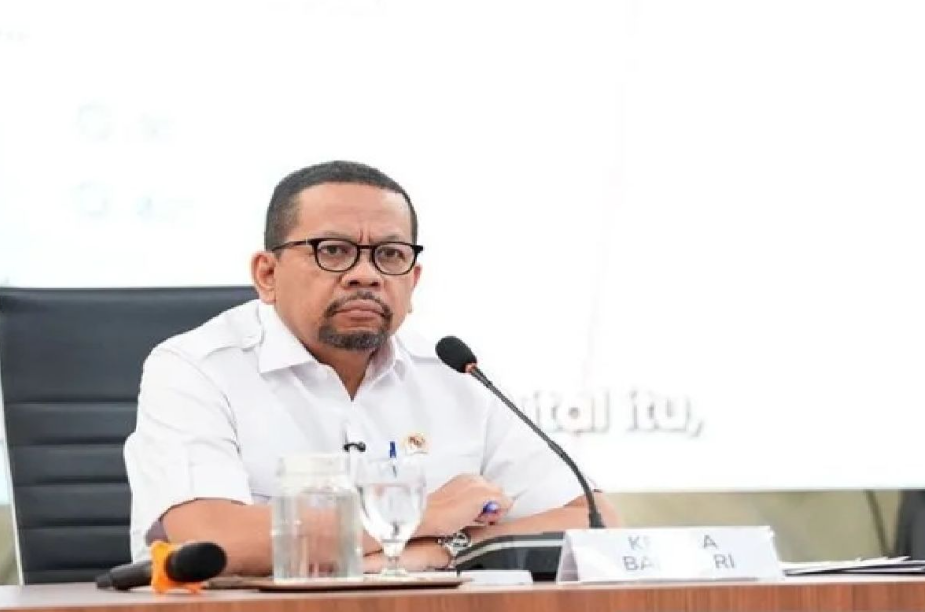 Siswa menggunakan perangkat digital di sekolah dengan akses internet sebagai bagian dari program pemerintah mempercepat digitalisasi pembelajaran di satuan pendidikan Indonesia.
