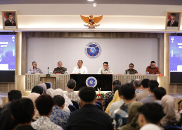 Bupati Sleman memberikan sosialisasi Program Beasiswa Sleman Pintar kepada calon mahasiswa sebagai bagian dari target satu sarjana di setiap keluarga miskin di Kabupaten Sleman.