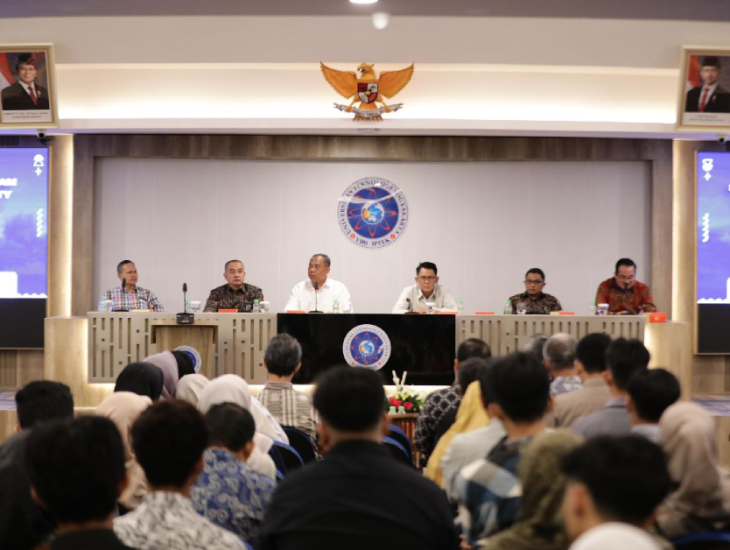 Bupati Sleman memberikan sosialisasi Program Beasiswa Sleman Pintar kepada calon mahasiswa sebagai bagian dari target satu sarjana di setiap keluarga miskin di Kabupaten Sleman.