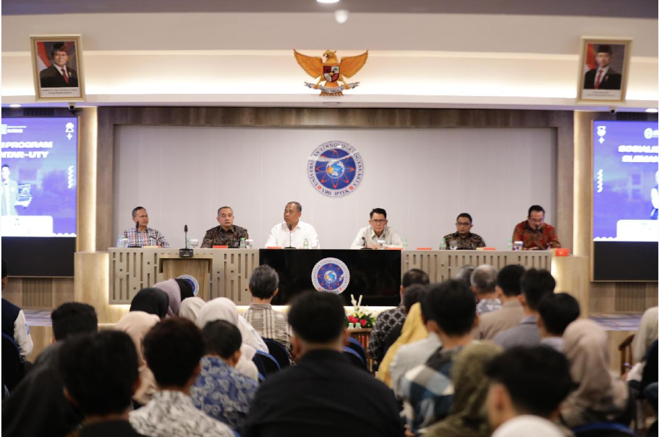 Bupati Sleman memberikan sosialisasi Program Beasiswa Sleman Pintar kepada calon mahasiswa sebagai bagian dari target satu sarjana di setiap keluarga miskin di Kabupaten Sleman.