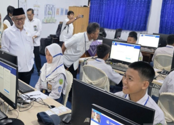 Menteri Pendidikan Dasar dan Menengah Abdul Mu'ti menyampaikan pentingnya pendekatan deep learning untuk meningkatkan minat baca, literasi, dan kemampuan berpikir kritis siswa dalam sebuah kegiatan di Jakarta.