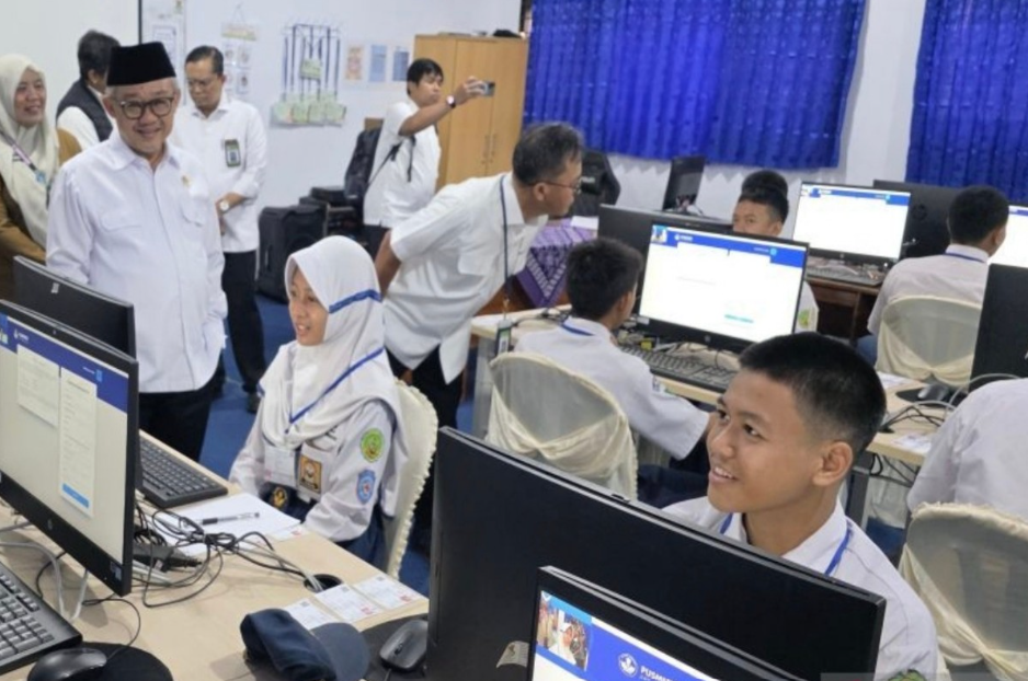 Menteri Pendidikan Dasar dan Menengah Abdul Mu'ti menyampaikan pentingnya pendekatan deep learning untuk meningkatkan minat baca, literasi, dan kemampuan berpikir kritis siswa dalam sebuah kegiatan di Jakarta.