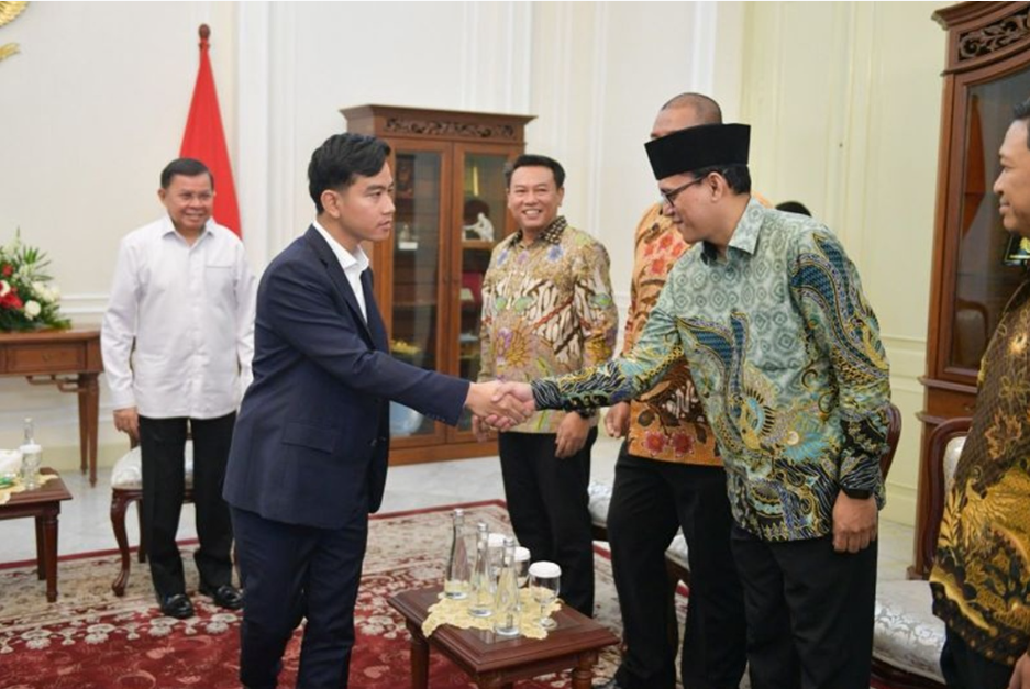 Wakil Presiden Gibran Rakabuming Raka menerima audiensi Asosiasi Jaringan Beasiswa Indonesia (AJBI) di Istana Wakil Presiden untuk membahas penguatan ekosistem beasiswa bagi pengembangan SDM Indonesia Timur.