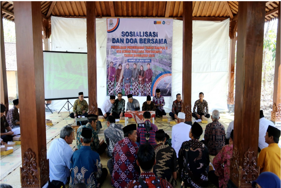 Prosesi peletakan batu pertama pembangunan kampus baru UIN Sunan Kalijaga di Pajangan, Bantul, sebagai langkah pengembangan fasilitas pendidikan tinggi dan peningkatan kapasitas akademik.