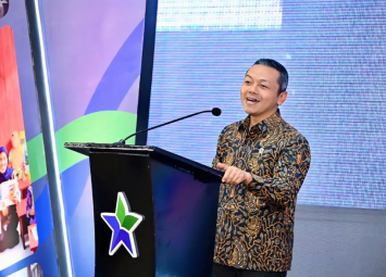 implementasi kebijakan Kemendikdasmen yang mendorong pembatasan penggunaan gawai demi memperkuat interaksi sosial.