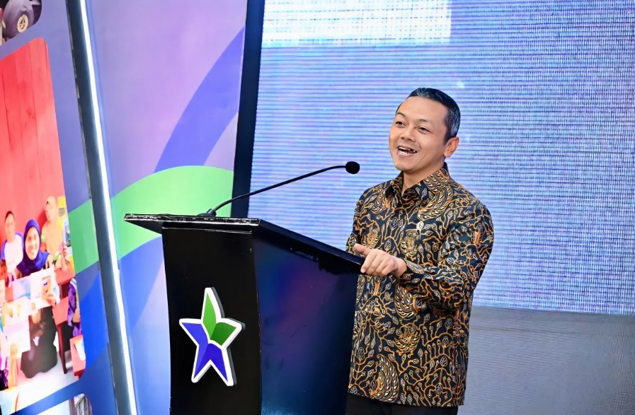implementasi kebijakan Kemendikdasmen yang mendorong pembatasan penggunaan gawai demi memperkuat interaksi sosial.
