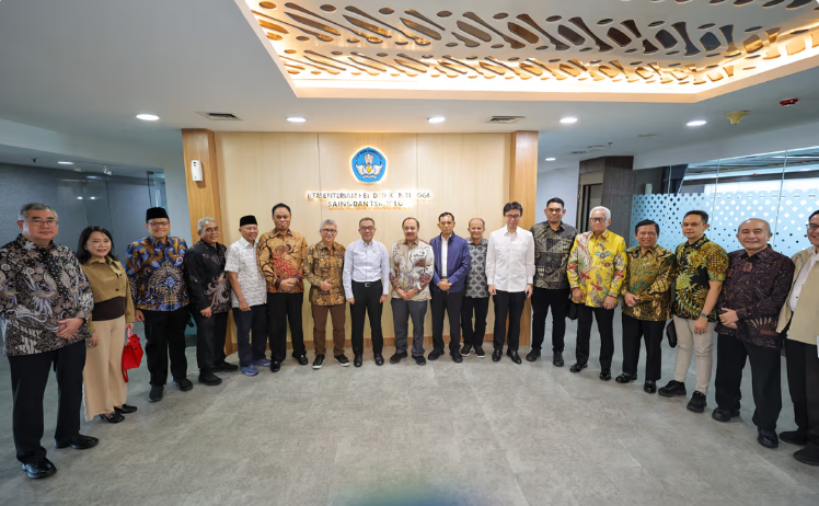 Menteri Pendidikan Tinggi, Sains, dan Teknologi Brian Yuliarto menerima audiensi pengurus ABPPTSI untuk membahas penguatan kolaborasi antara perguruan tinggi negeri dan perguruan tinggi swasta dalam mendukung pembangunan nasional.