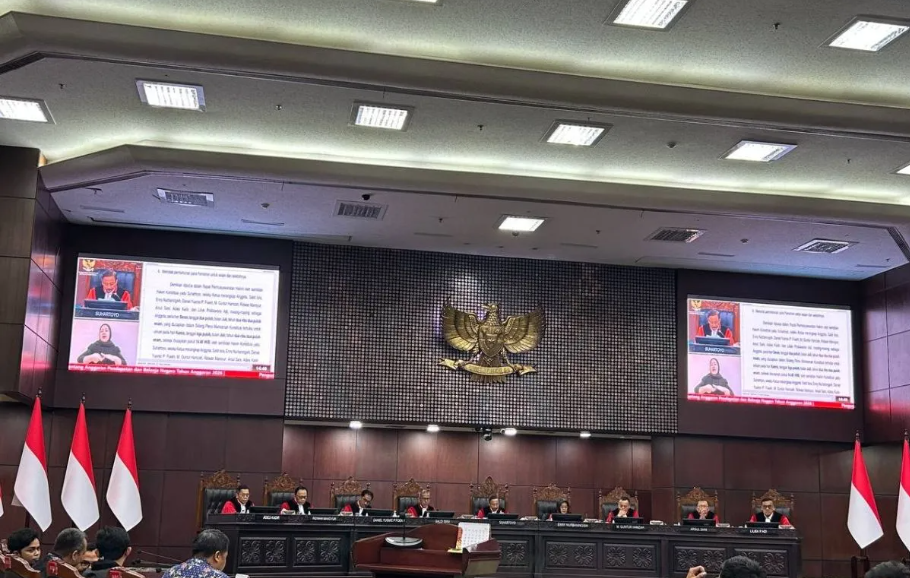 uasana sidang Mahkamah Konstitusi saat membacakan putusan terkait anggaran pendidikan yang menegaskan alokasi minimal 20 persen APBN tidak boleh dikurangi.